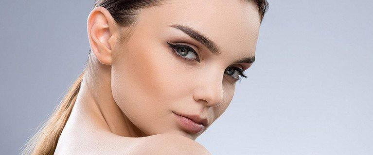 La greffe de sourcils : une tendance de 2017