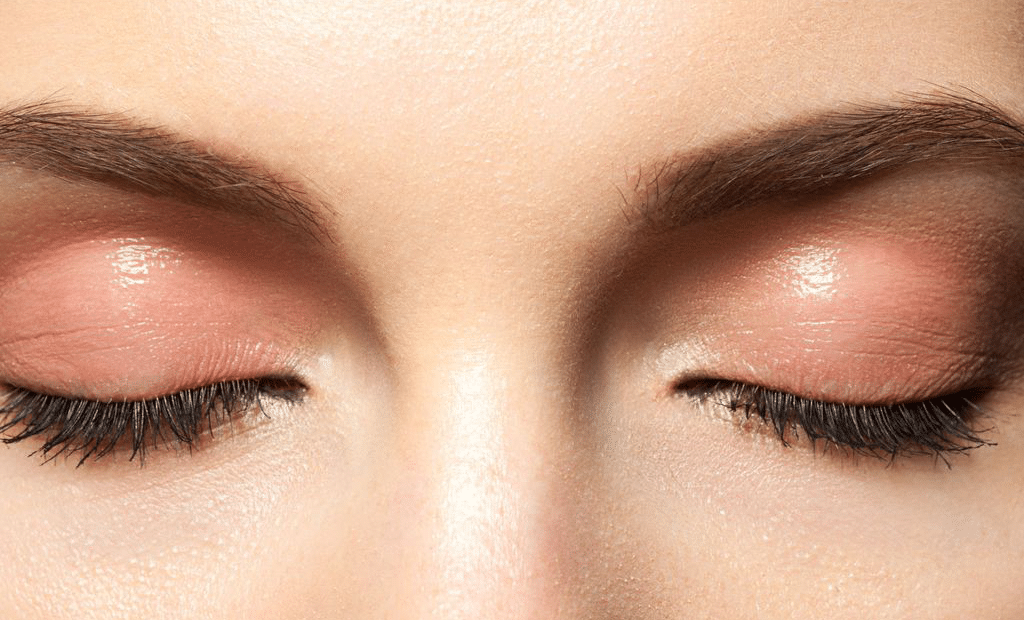 La greffe de sourcils peut vous être utile